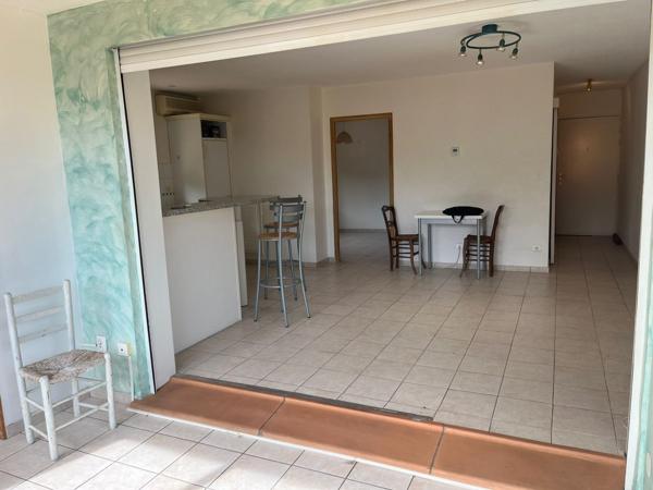 La Ciotat, 300m mer, résid. 1989 de 8 appts/piscine, T2 de 56m2 clim + cour privative et garage 18.50m2 en sous-sol sécurisé