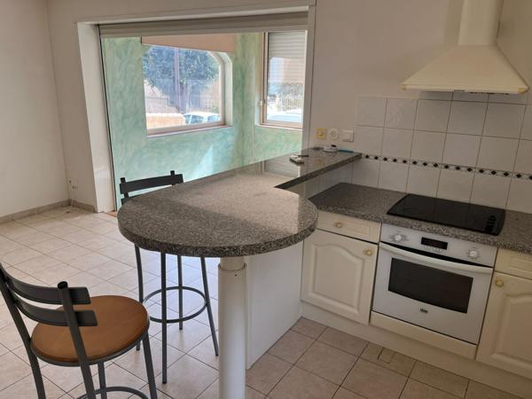 La Ciotat, 300m mer, résid. 1989 de 8 appts/piscine, T2 de 56m2 clim + cour privative et garage 18.50m2 en sous-sol sécurisé