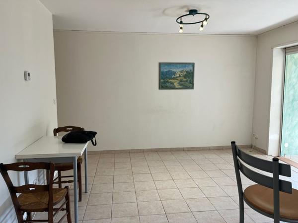 La Ciotat, 300m mer, résid. 1989 de 8 appts/piscine, T2 de 56m2 clim + cour privative et garage 18.50m2 en sous-sol sécurisé