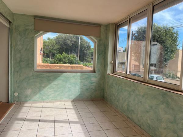 La Ciotat, 300m mer, résid. 1989 de 8 appts/piscine, T2 de 56m2 clim + cour privative et garage 18.50m2 en sous-sol sécurisé