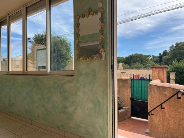 La Ciotat, 300m mer, résid. 1989 de 8 appts/piscine, T2 de 56m2 clim + cour privative et garage 18.50m2 en sous-sol sécurisé