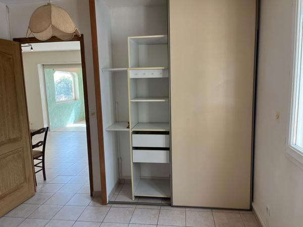 La Ciotat, 300m mer, résid. 1989 de 8 appts/piscine, T2 de 56m2 clim + cour privative et garage 18.50m2 en sous-sol sécurisé