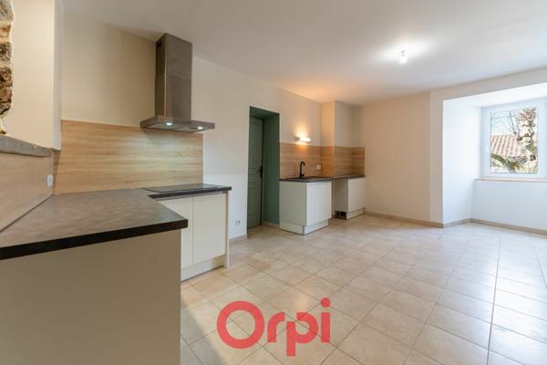 Appartement à louer    4 pièces •  Villeneuve-de-Berg