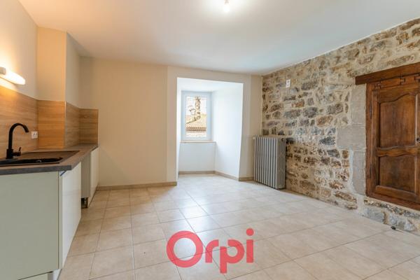Appartement à louer    4 pièces •  Villeneuve-de-Berg