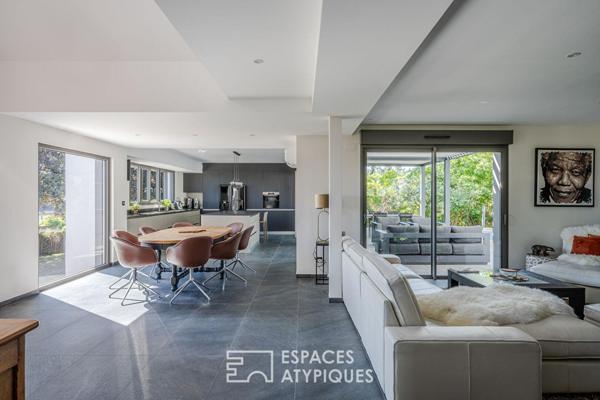 Propriété de caractère avec extension contemporaine et piscine