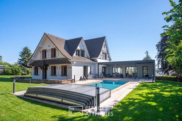 Propriété de caractère avec extension contemporaine et piscine