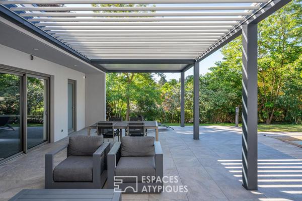 Propriété de caractère avec extension contemporaine et piscine