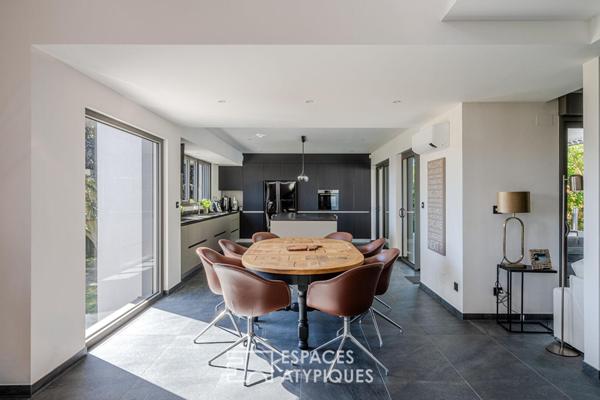 Propriété de caractère avec extension contemporaine et piscine