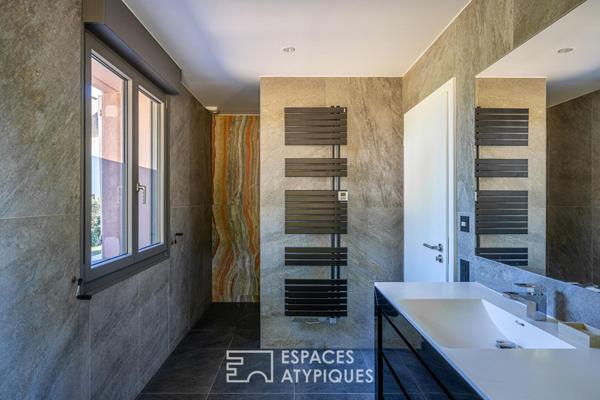 Propriété de caractère avec extension contemporaine et piscine
