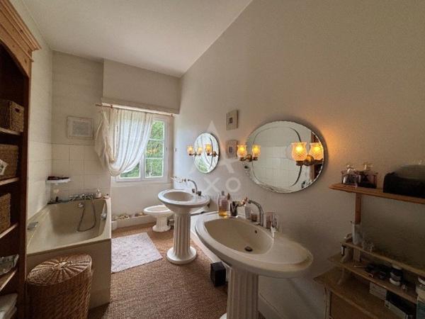 PROPRIETE BOURGEOISE/  PARC DE 1.7 ha/ 320 m² habitable