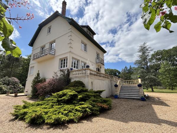PROPRIETE BOURGEOISE/  PARC DE 1.7 ha/ 320 m² habitable