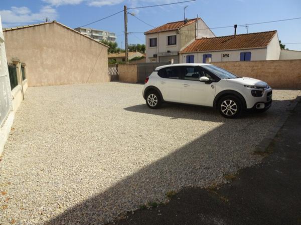 Narbonne PROCHE LYCEE LOUISE MICHEL, studio meublé RDC avec place de parking