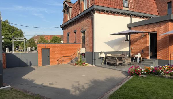 Maison individuelle de caractère avec dépendance indépendante, garage et 4 stationnements