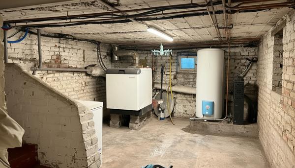 Maison individuelle de caractère avec dépendance indépendante, garage et 4 stationnements