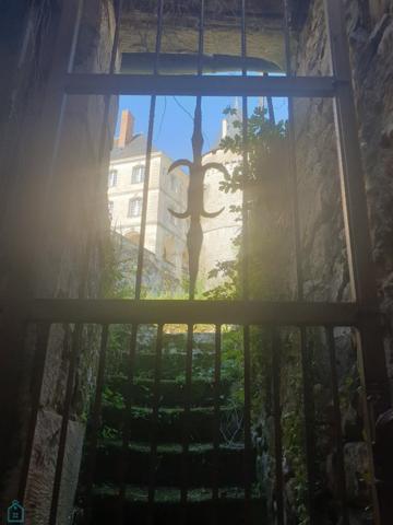 Maison de ville avec pierres de taille à flan du château de La Rochefoucauld, terrasse mitoyenne de 55m2 avec vue exceptionnelle, idéal investisseur, accompagnement pour rénovation