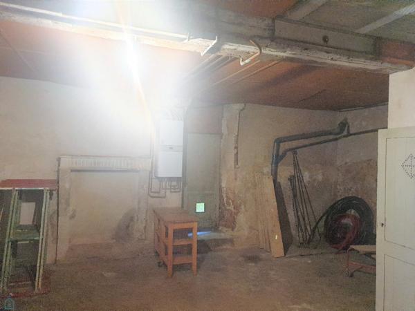 Maison de ville avec pierres de taille à flan du château de La Rochefoucauld, terrasse mitoyenne de 55m2 avec vue exceptionnelle, idéal investisseur, accompagnement pour rénovation