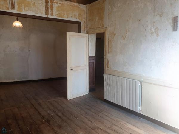 Maison de ville avec pierres de taille à flan du château de La Rochefoucauld, terrasse mitoyenne de 55m2 avec vue exceptionnelle, idéal investisseur, accompagnement pour rénovation