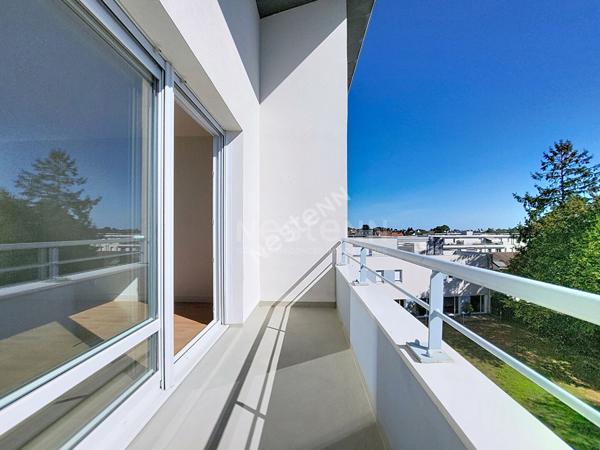 ORVAULT Place du Bout des Pavés : Exclusivité !  A vendre  T2 lumineux au dernier étage avec balcon et garage.