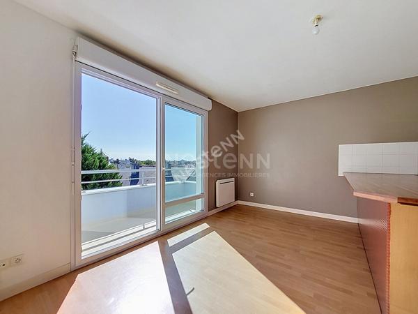 ORVAULT Place du Bout des Pavés : Exclusivité !  A vendre  T2 lumineux au dernier étage avec balcon et garage.