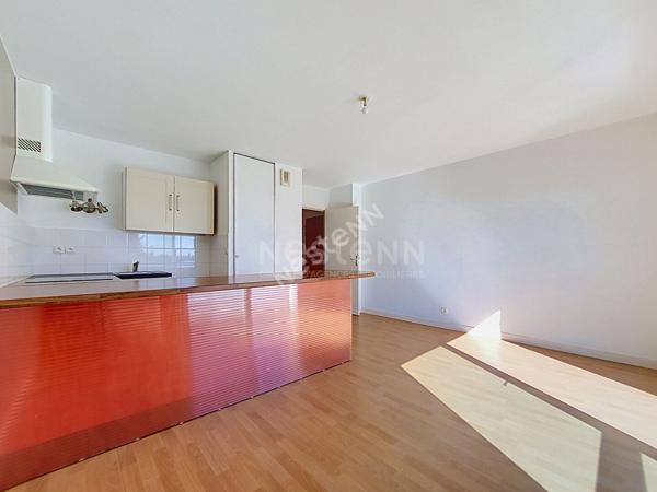 ORVAULT Place du Bout des Pavés : Exclusivité !  A vendre  T2 lumineux au dernier étage avec balcon et garage.