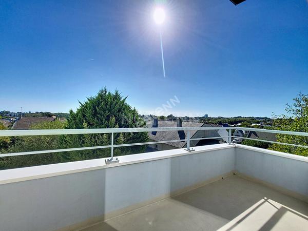 ORVAULT Place du Bout des Pavés : Exclusivité !  A vendre  T2 lumineux au dernier étage avec balcon et garage.
