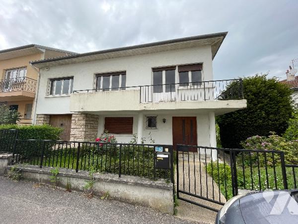 Maison mitoyenne d'un coté  avec jardin et garage.