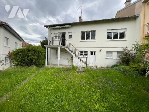 Maison mitoyenne d'un coté  avec jardin et garage.
