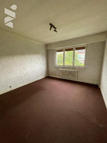 Maison mitoyenne d'un coté  avec jardin et garage.