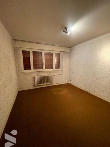 Maison mitoyenne d'un coté  avec jardin et garage.