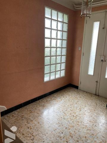 Maison mitoyenne d'un coté  avec jardin et garage.