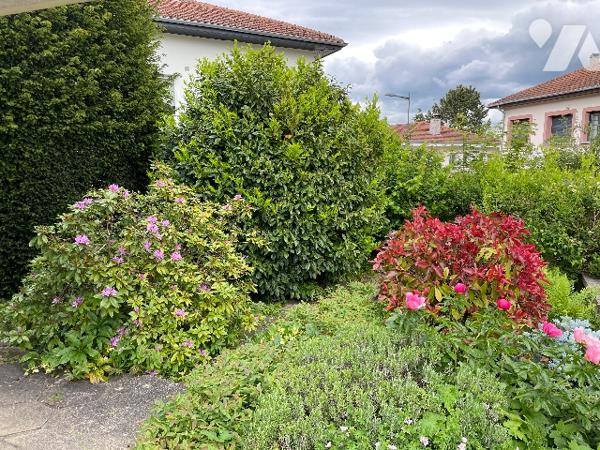 Maison mitoyenne d'un coté  avec jardin et garage.
