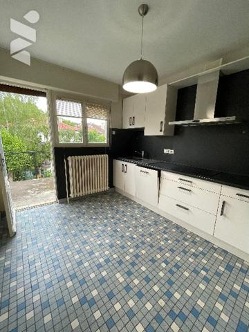 Maison mitoyenne d'un coté  avec jardin et garage.