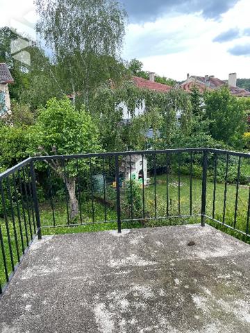 Maison mitoyenne d'un coté  avec jardin et garage.