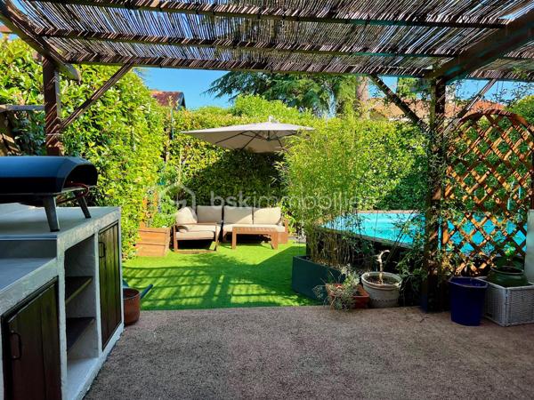 Stéphanie Crozier, BSK IMMOBILIER, vous présente cette villa de type 4, en très bon état, située à Escalquens, dans un quartier résidentiel calme et à proximité du centre-ville.

Au rez-de-chaussée, l’entrée dessert un WC indépendant puis une agréable pièce de vie d’environ 35 m², réunissant salon, salle à manger et cuisine aménagée.
Le garage d’origine a été aménagé en buanderie/cellier d’environ 15 m², offrant un espace de rangement particulièrement pratique.

À l’étage, l’espace nuit se compose de trois belles chambres, d’un WC indépendant et d’une salle de bains complète avec baignoire, douche et double vasque. La climatisation à l’étage apporte un réel confort en été. (Chauffage au gaz et menuiseries PVC double vitrage.)

La parcelle, d’une surface d'environ 200m² accueille un jardin agréable et facile d’entretien pour profiter pleinement des beaux jours : terrasse en béton drainant, cuisine d'été, pergola en bois, abri de jardin et piscine hors sol en bois.
Construite en 2008, cette maison bien entretenue offre un cadre de vie fonctionnel et agréable, idéal pour un premier achat ou une famille souhaitant s’installer sans prévoir de travaux.

Une maison clé en main, rare sur le secteur, à découvrir sans tarder.

Contactez Stéphanie Crozier, votre conseiller immobilier, spécialiste du secteur d’Escalquens et du Sud-Est toulousain, pour plus d’informations ou organiser une visite.

Collaboration inter-agences bienvenue.