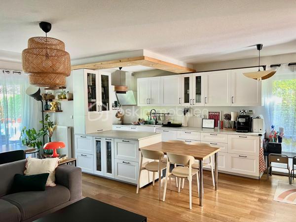 Stéphanie Crozier, BSK IMMOBILIER, vous présente cette villa de type 4, en très bon état, située à Escalquens, dans un quartier résidentiel calme et à proximité du centre-ville.

Au rez-de-chaussée, l’entrée dessert un WC indépendant puis une agréable pièce de vie d’environ 35 m², réunissant salon, salle à manger et cuisine aménagée.
Le garage d’origine a été aménagé en buanderie/cellier d’environ 15 m², offrant un espace de rangement particulièrement pratique.

À l’étage, l’espace nuit se compose de trois belles chambres, d’un WC indépendant et d’une salle de bains complète avec baignoire, douche et double vasque. La climatisation à l’étage apporte un réel confort en été. (Chauffage au gaz et menuiseries PVC double vitrage.)

La parcelle, d’une surface d'environ 200m² accueille un jardin agréable et facile d’entretien pour profiter pleinement des beaux jours : terrasse en béton drainant, cuisine d'été, pergola en bois, abri de jardin et piscine hors sol en bois.
Construite en 2008, cette maison bien entretenue offre un cadre de vie fonctionnel et agréable, idéal pour un premier achat ou une famille souhaitant s’installer sans prévoir de travaux.

Une maison clé en main, rare sur le secteur, à découvrir sans tarder.

Contactez Stéphanie Crozier, votre conseiller immobilier, spécialiste du secteur d’Escalquens et du Sud-Est toulousain, pour plus d’informations ou organiser une visite.

Collaboration inter-agences bienvenue.