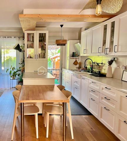 Stéphanie Crozier, BSK IMMOBILIER, vous présente cette villa de type 4, en très bon état, située à Escalquens, dans un quartier résidentiel calme et à proximité du centre-ville.

Au rez-de-chaussée, l’entrée dessert un WC indépendant puis une agréable pièce de vie d’environ 35 m², réunissant salon, salle à manger et cuisine aménagée.
Le garage d’origine a été aménagé en buanderie/cellier d’environ 15 m², offrant un espace de rangement particulièrement pratique.

À l’étage, l’espace nuit se compose de trois belles chambres, d’un WC indépendant et d’une salle de bains complète avec baignoire, douche et double vasque. La climatisation à l’étage apporte un réel confort en été. (Chauffage au gaz et menuiseries PVC double vitrage.)

La parcelle, d’une surface d'environ 200m² accueille un jardin agréable et facile d’entretien pour profiter pleinement des beaux jours : terrasse en béton drainant, cuisine d'été, pergola en bois, abri de jardin et piscine hors sol en bois.
Construite en 2008, cette maison bien entretenue offre un cadre de vie fonctionnel et agréable, idéal pour un premier achat ou une famille souhaitant s’installer sans prévoir de travaux.

Une maison clé en main, rare sur le secteur, à découvrir sans tarder.

Contactez Stéphanie Crozier, votre conseiller immobilier, spécialiste du secteur d’Escalquens et du Sud-Est toulousain, pour plus d’informations ou organiser une visite.

Collaboration inter-agences bienvenue.