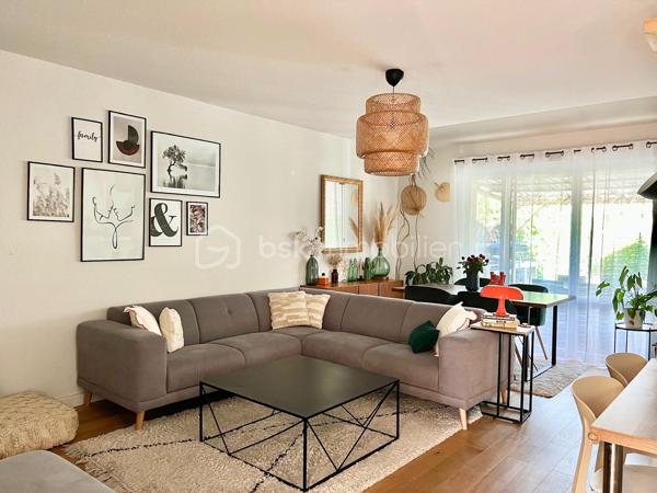 Stéphanie Crozier, BSK IMMOBILIER, vous présente cette villa de type 4, en très bon état, située à Escalquens, dans un quartier résidentiel calme et à proximité du centre-ville.

Au rez-de-chaussée, l’entrée dessert un WC indépendant puis une agréable pièce de vie d’environ 35 m², réunissant salon, salle à manger et cuisine aménagée.
Le garage d’origine a été aménagé en buanderie/cellier d’environ 15 m², offrant un espace de rangement particulièrement pratique.

À l’étage, l’espace nuit se compose de trois belles chambres, d’un WC indépendant et d’une salle de bains complète avec baignoire, douche et double vasque. La climatisation à l’étage apporte un réel confort en été. (Chauffage au gaz et menuiseries PVC double vitrage.)

La parcelle, d’une surface d'environ 200m² accueille un jardin agréable et facile d’entretien pour profiter pleinement des beaux jours : terrasse en béton drainant, cuisine d'été, pergola en bois, abri de jardin et piscine hors sol en bois.
Construite en 2008, cette maison bien entretenue offre un cadre de vie fonctionnel et agréable, idéal pour un premier achat ou une famille souhaitant s’installer sans prévoir de travaux.

Une maison clé en main, rare sur le secteur, à découvrir sans tarder.

Contactez Stéphanie Crozier, votre conseiller immobilier, spécialiste du secteur d’Escalquens et du Sud-Est toulousain, pour plus d’informations ou organiser une visite.

Collaboration inter-agences bienvenue.
