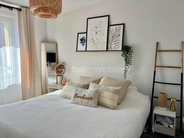 Stéphanie Crozier, BSK IMMOBILIER, vous présente cette villa de type 4, en très bon état, située à Escalquens, dans un quartier résidentiel calme et à proximité du centre-ville.

Au rez-de-chaussée, l’entrée dessert un WC indépendant puis une agréable pièce de vie d’environ 35 m², réunissant salon, salle à manger et cuisine aménagée.
Le garage d’origine a été aménagé en buanderie/cellier d’environ 15 m², offrant un espace de rangement particulièrement pratique.

À l’étage, l’espace nuit se compose de trois belles chambres, d’un WC indépendant et d’une salle de bains complète avec baignoire, douche et double vasque. La climatisation à l’étage apporte un réel confort en été. (Chauffage au gaz et menuiseries PVC double vitrage.)

La parcelle, d’une surface d'environ 200m² accueille un jardin agréable et facile d’entretien pour profiter pleinement des beaux jours : terrasse en béton drainant, cuisine d'été, pergola en bois, abri de jardin et piscine hors sol en bois.
Construite en 2008, cette maison bien entretenue offre un cadre de vie fonctionnel et agréable, idéal pour un premier achat ou une famille souhaitant s’installer sans prévoir de travaux.

Une maison clé en main, rare sur le secteur, à découvrir sans tarder.

Contactez Stéphanie Crozier, votre conseiller immobilier, spécialiste du secteur d’Escalquens et du Sud-Est toulousain, pour plus d’informations ou organiser une visite.

Collaboration inter-agences bienvenue.