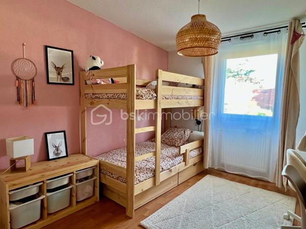 Stéphanie Crozier, BSK IMMOBILIER, vous présente cette villa de type 4, en très bon état, située à Escalquens, dans un quartier résidentiel calme et à proximité du centre-ville.

Au rez-de-chaussée, l’entrée dessert un WC indépendant puis une agréable pièce de vie d’environ 35 m², réunissant salon, salle à manger et cuisine aménagée.
Le garage d’origine a été aménagé en buanderie/cellier d’environ 15 m², offrant un espace de rangement particulièrement pratique.

À l’étage, l’espace nuit se compose de trois belles chambres, d’un WC indépendant et d’une salle de bains complète avec baignoire, douche et double vasque. La climatisation à l’étage apporte un réel confort en été. (Chauffage au gaz et menuiseries PVC double vitrage.)

La parcelle, d’une surface d'environ 200m² accueille un jardin agréable et facile d’entretien pour profiter pleinement des beaux jours : terrasse en béton drainant, cuisine d'été, pergola en bois, abri de jardin et piscine hors sol en bois.
Construite en 2008, cette maison bien entretenue offre un cadre de vie fonctionnel et agréable, idéal pour un premier achat ou une famille souhaitant s’installer sans prévoir de travaux.

Une maison clé en main, rare sur le secteur, à découvrir sans tarder.

Contactez Stéphanie Crozier, votre conseiller immobilier, spécialiste du secteur d’Escalquens et du Sud-Est toulousain, pour plus d’informations ou organiser une visite.

Collaboration inter-agences bienvenue.