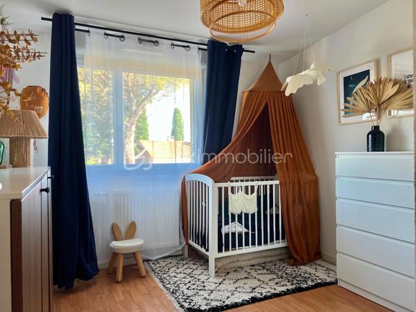 Stéphanie Crozier, BSK IMMOBILIER, vous présente cette villa de type 4, en très bon état, située à Escalquens, dans un quartier résidentiel calme et à proximité du centre-ville.

Au rez-de-chaussée, l’entrée dessert un WC indépendant puis une agréable pièce de vie d’environ 35 m², réunissant salon, salle à manger et cuisine aménagée.
Le garage d’origine a été aménagé en buanderie/cellier d’environ 15 m², offrant un espace de rangement particulièrement pratique.

À l’étage, l’espace nuit se compose de trois belles chambres, d’un WC indépendant et d’une salle de bains complète avec baignoire, douche et double vasque. La climatisation à l’étage apporte un réel confort en été. (Chauffage au gaz et menuiseries PVC double vitrage.)

La parcelle, d’une surface d'environ 200m² accueille un jardin agréable et facile d’entretien pour profiter pleinement des beaux jours : terrasse en béton drainant, cuisine d'été, pergola en bois, abri de jardin et piscine hors sol en bois.
Construite en 2008, cette maison bien entretenue offre un cadre de vie fonctionnel et agréable, idéal pour un premier achat ou une famille souhaitant s’installer sans prévoir de travaux.

Une maison clé en main, rare sur le secteur, à découvrir sans tarder.

Contactez Stéphanie Crozier, votre conseiller immobilier, spécialiste du secteur d’Escalquens et du Sud-Est toulousain, pour plus d’informations ou organiser une visite.

Collaboration inter-agences bienvenue.
