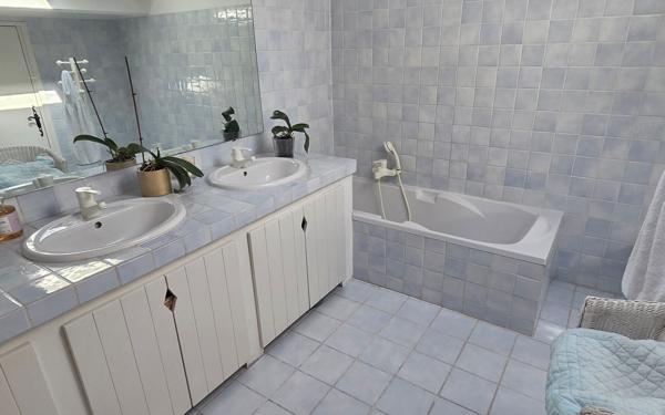 Maison à vendre    6 pièces • 208 m2 Aubagne