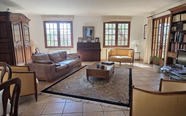 Maison à vendre    6 pièces • 208 m2 Aubagne
