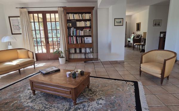 Maison à vendre    6 pièces • 208 m2 Aubagne