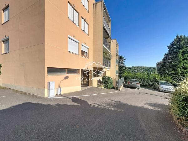 PONT EVEQUE CENTRE – T3/4 – 78m² – BALCON- CAVE – PLACE PRIVATIVE