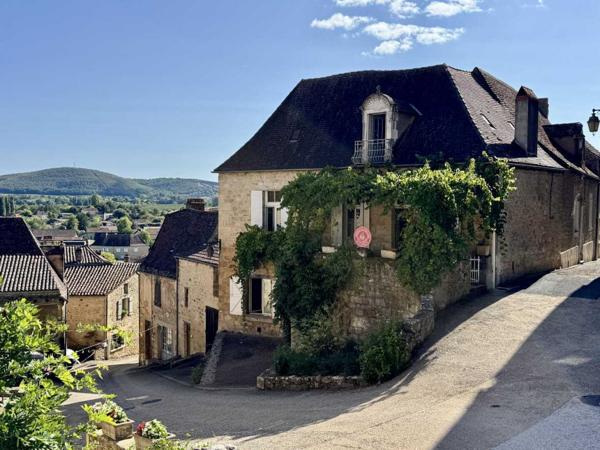 Maison ancienne - Saint-cyprien Maison au coeur d'un des plus beaux villages de France, à rénover, avec appartement indépendant et garage