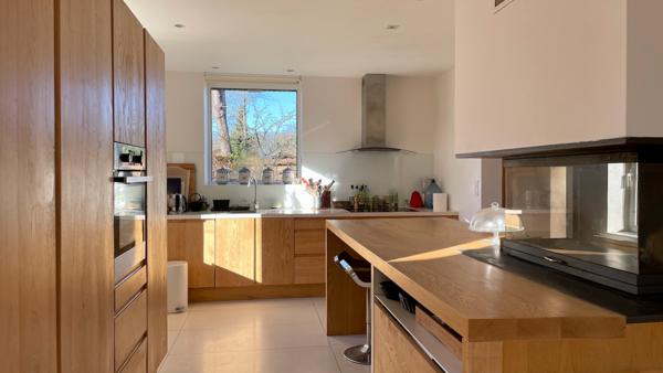 Propriete
                                                                                                                                                                                                                                                                                                                        5 pièce(s)                                                                                                                                                                                                          4 chambre(s)                                                                                                                                                                                                          175  m²