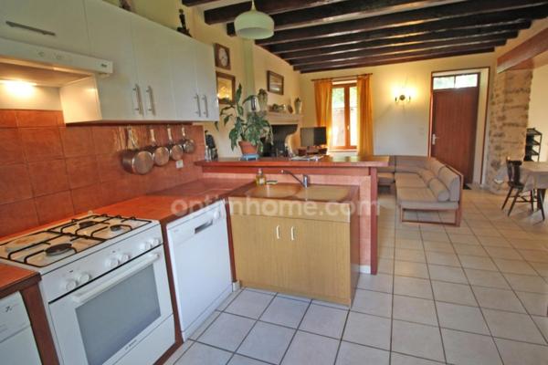 Propriété de Charme - Gîte de 103 m² - Capacité 12 personnes - 4 Chambres - Piscine et dépendances - terrain 11 500 m² environ  ARNAC LA POSTE (87)