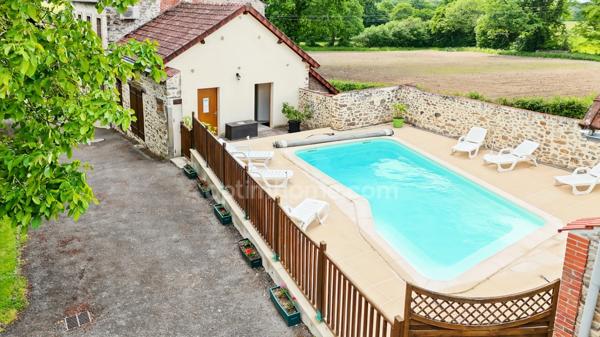 Propriété de Charme - Gîte de 103 m² - Capacité 12 personnes - 4 Chambres - Piscine et dépendances - terrain 11 500 m² environ  ARNAC LA POSTE (87)