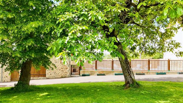 Propriété de Charme - Gîte de 103 m² - Capacité 12 personnes - 4 Chambres - Piscine et dépendances - terrain 11 500 m² environ  ARNAC LA POSTE (87)