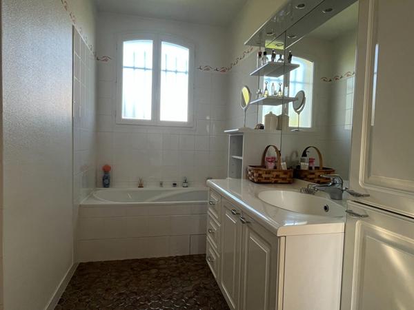 Maison - 7 pièces - 210 m²